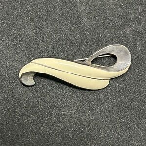 1577 * Vendome Vintage Enamel Brooch